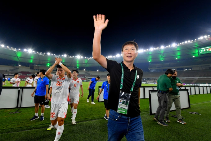 Coach Kim Sang-sik (black shirt) greets fans after Vietnams 1-0 victory over Saudi Arabia in the 2026 U23 Asian Cup, at the Prince Abdullah Al Faisal Stadium in Jeddah on Jan. 12, 2026. Photo by AFC