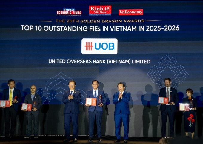 Dinh Duc Quang, Head of Global Markets at UOB Vietnam, represented the bank in receiving the Golden Dragon Awards 2026, where UOB Vietnam was recognized as one of the Top 10 Outstanding FDI Enterprises for the 2025–2026 period. Photo courtesy of of UOB