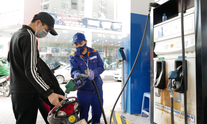 An employee refills a motorbike at a fuel station in Hanoi. Photo by VnExpress/Ngoc Thanh