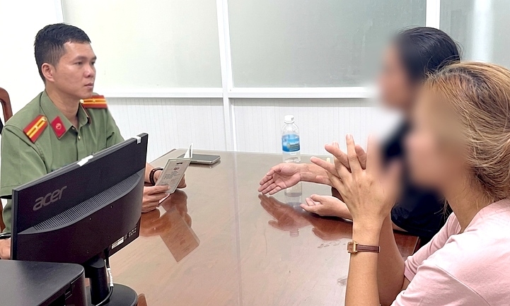 20 foreigners investigated for illegal work in Nha Trang