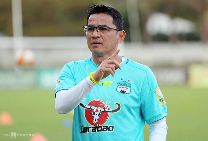 Kiatisuk Senamuang during his stint as the head coach of Vietnamese club Hoang Anh Gia Lai in 2023. Photo by VnExpress/Duc Dong