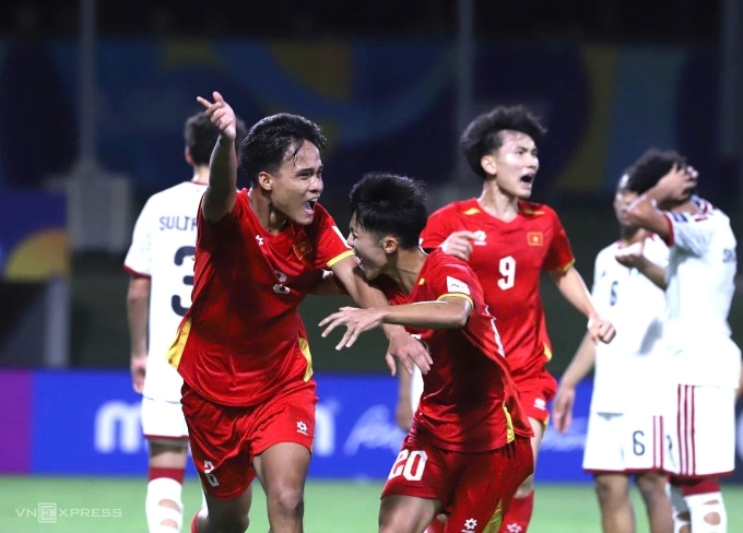 Midfielder Nguyen Manh Cuong (L) celebrates his goal that secured Vietnams 3-2 victory over UAE in the 2026 AFC U17 Asian Cup group stage, May 14, 2026. Photo by VnExpress/Doan Huynh