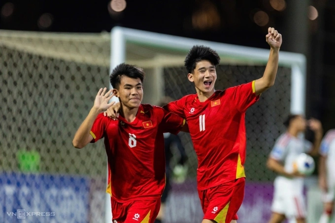 Midfielder Nguyen Minh Thuy (number 8) celebrates after scoring the second goal in Vietnams 3-2 victory over UAE in the 2026 AFC U17 Asian Cup group stage, May 14, 2026. Photo by VnExpress/Song Hoa