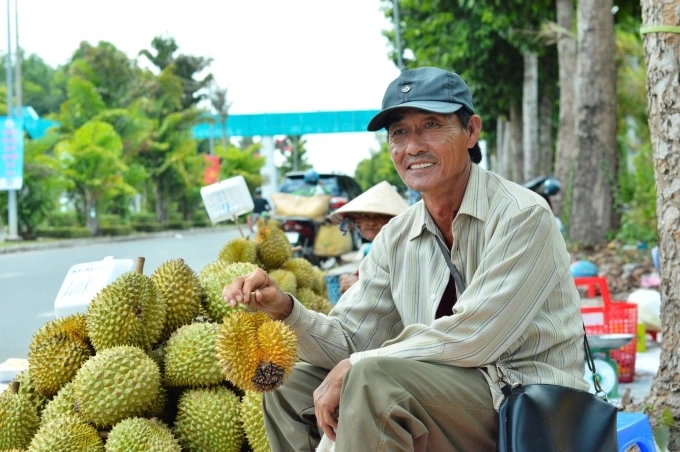 Loopholes leave durians vulnerable to banned chemical residues, hitting billion-dollar industry 2 Farmer Le Van Nhan sells durians on a street in Can Tho City, southern Vietnam. Photo by VnExpress/Ngoc Han