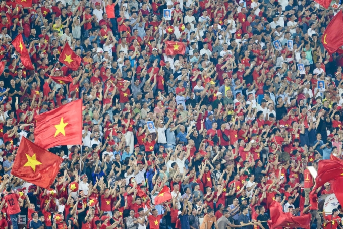 Vietnamese football fans in Vietnams 3-1 victory over Malaysia at the 2027 Asian Cup qualifying game in Thien Truong Stadium in Ninh Binh Province on March 31, 2026. Photo by VnExpress/Hieu Luong