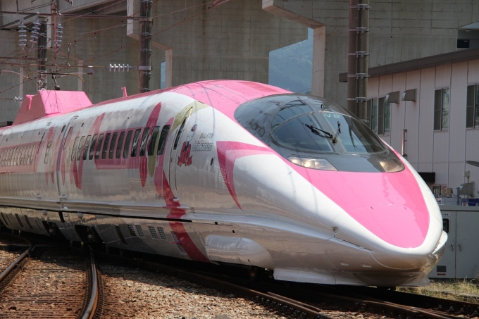 Shinkansen train adorned with special livery bearing popular character Hello Kitty. Photo by AFP