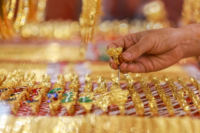 Gold prices gain - VnExpress International 2 Gold jewelry at a store in Ho Chi Minh City. Photo by VnExpress/Quynh Tran