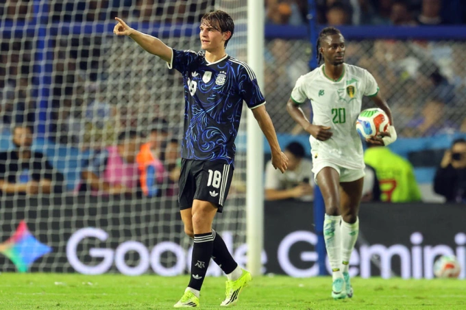 Argentinas Nico Paz during a game for Como. Photo by AFP