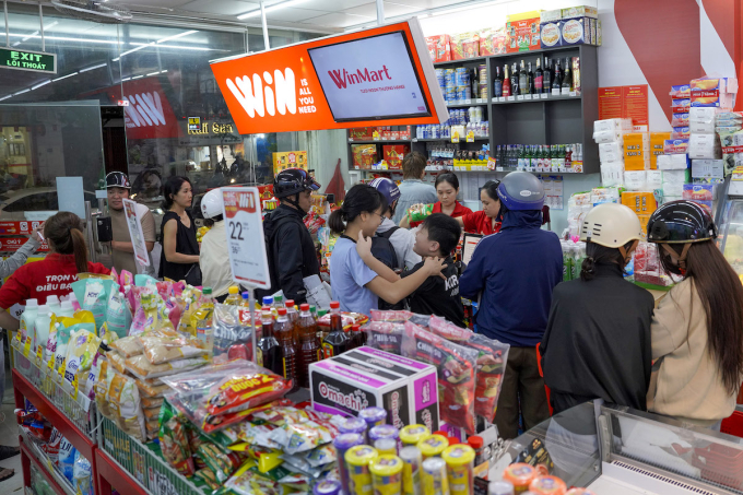 China retail giant Meiyijia has task cut out in Vietnam’s competitive retail market 3 Customers shop in a WinMart store in Da Nang City, October 2025. Photo by VnExpress/Van Dong