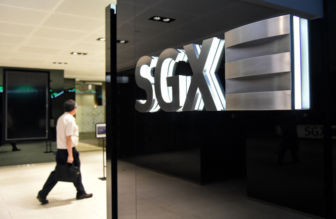 Singapore dethrones Indonesia as Southeast Asia’s largest stock market 2 A man walks to offices at the Singapore Exchange on July 27, 2016. Photo by AFP