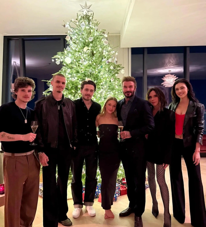 David and Victoria Beckham (second and third, R) with their four children and daughter-in-law Nicola Peltz (R) in 2024. Photo by Instagram/@victoriabeckham
