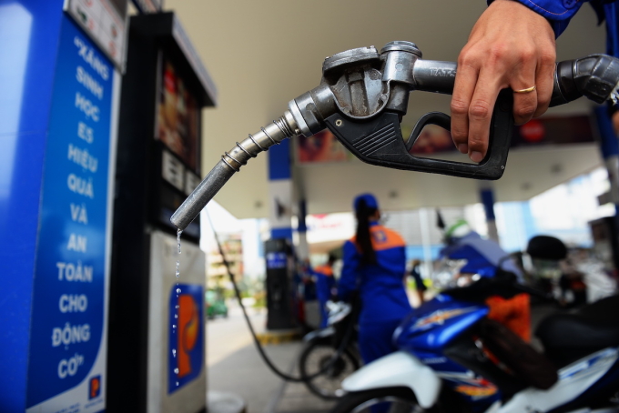 Vietnam adjusts fuel prices amid global oil market fluctuations 2 An employee holds a fuel nozzle at a gas station in HCMC. Photo by VnExpress/Huu Khoa