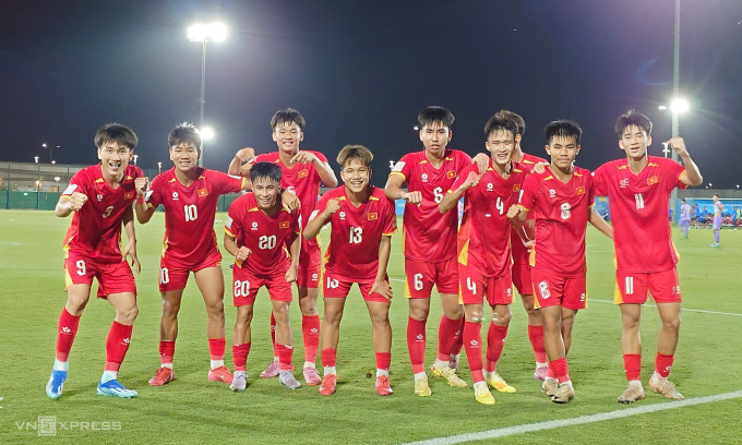 Vietnam players celebrate after defeating UAE 3-2 in the final match of Group C at the 2026 U17 Asian Cup, at the King Abdullah Sports City Hall in Jeddah, Saudi Arabia on May 14, 2026. Photo by VnExpress/Song Hoa