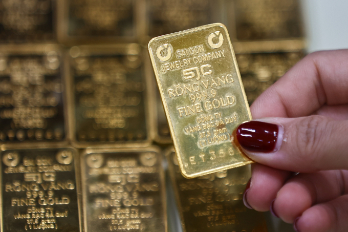 Gold prices fall - VnExpress International 2 Gold bars at a store in Ho Chi Minh City. Photo by VnExpress/Quynh Tran