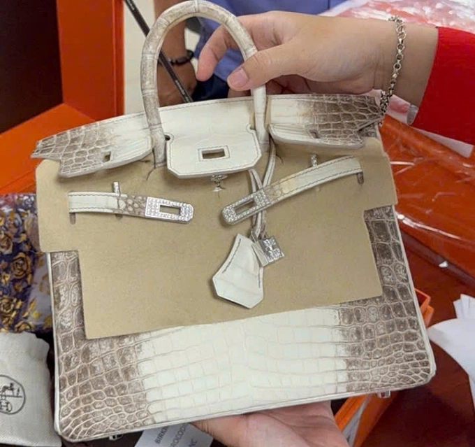 Two Hermes handbags seized from death row tycoon Truong My Lan auctioned for $536K 2 A size 25 Hermes bag used to belong to property tycoon Truong My Lan. Photo courtesy of Ho Chi Minh City Asset Auction Service Center