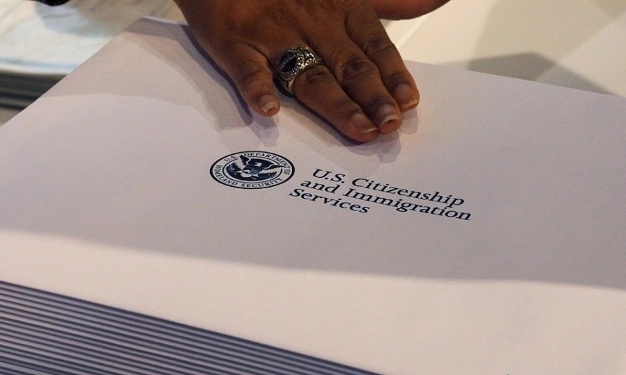USA verlangen von Visa-Inhabern Ausreise für Green Card-Antrag