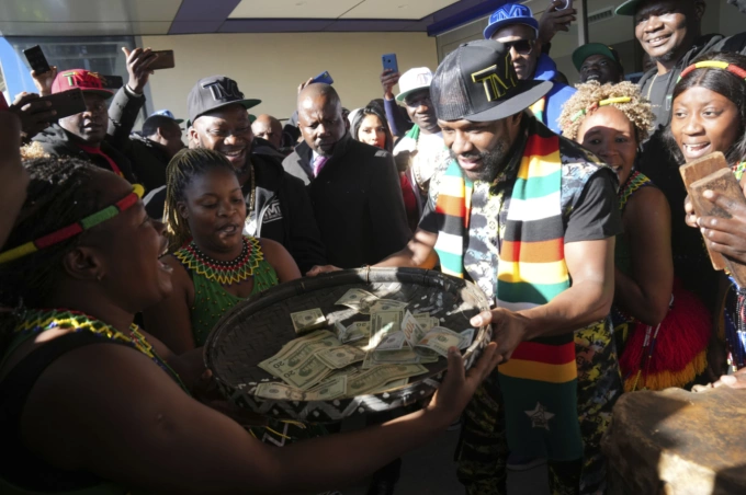 Floyd Mayweather holds a basket of cash upon arriving at Robert Mugabe Airport in Harare, Zimbabwe on July 13, 2023. Photo by AP