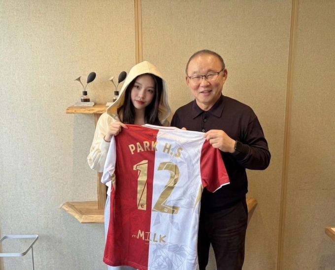 Coach Park Hang-seo (R) in a photo with the daughter of the president of Kanchanaburi Power FC. Photo by Facebook/Prawat Kithammakunit