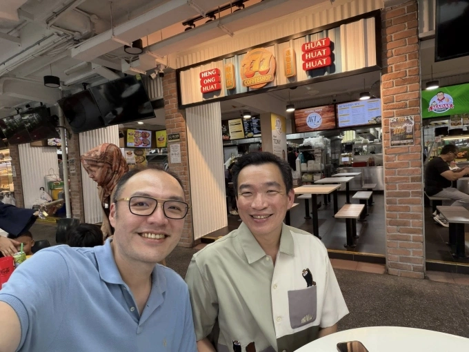 Coffee shop in world’s second-richest country hit by three blackouts in 5 days 3 Daniel Tan (L) and Eric Chua, Member of Parliament. Photo via Facebook/777 Coffeeshop