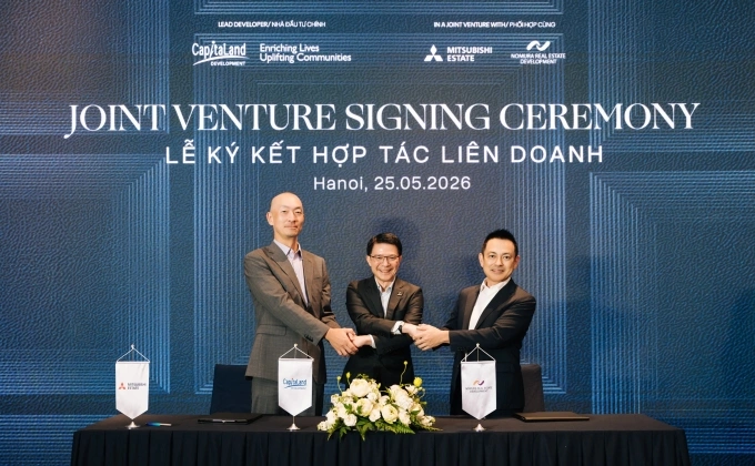 CapitaLand Development unveils luxury residential project in Hanoi 2 (From L) Takashi Kagamoto, General Director, Mitsubishi Estate Co., Ltd.; Tan Wee Hsien, CEO, CapitaLand Development Vietnam & International; and Nobuaki Higashi, General Director, Nomura Real Estate Development Co., Ltd., formalize their partnership for the Maison Privée luxury residential project at the signing ceremony. Photo courtesy of CapitaLand