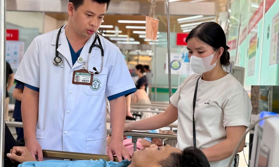 Vietnam hospitals see 30% surge in admissions as Hanoi heatwave exceeds 41 C