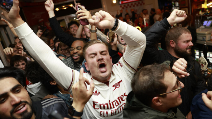 Thousands of Arsenal fans gathered outside Emirates Stadium to celebrate their first Premier League title for 22 years. Photo by AFP