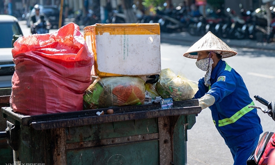 Da Nang sanitation workers burdened with 1,700 tons of garbage daily amid staffing shortage