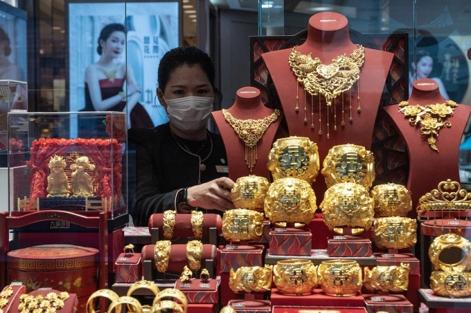 Hong Kong overtakes Switzerland as world's top cross-border wealth hub 1 A worker is organizing the jewelry inside a display window at a jewelry store in Hong Kong, China, on December 7, 2023. Photo by NurPhoto via AFP