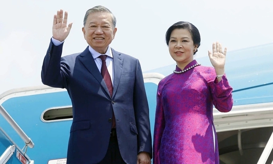 Vietnam's top leader leaves Hanoi for official visit to Thailand
