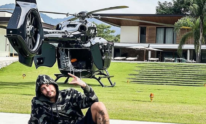 Neymar arrives at Brazil national team training camp via $13M 'Batmobile' helicopter
