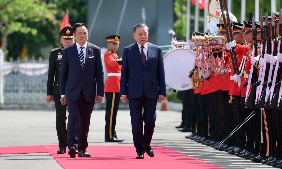 Vietnamese, Thai leaders witness exchange of cooperation agreements, launch logo marking 50-year ties