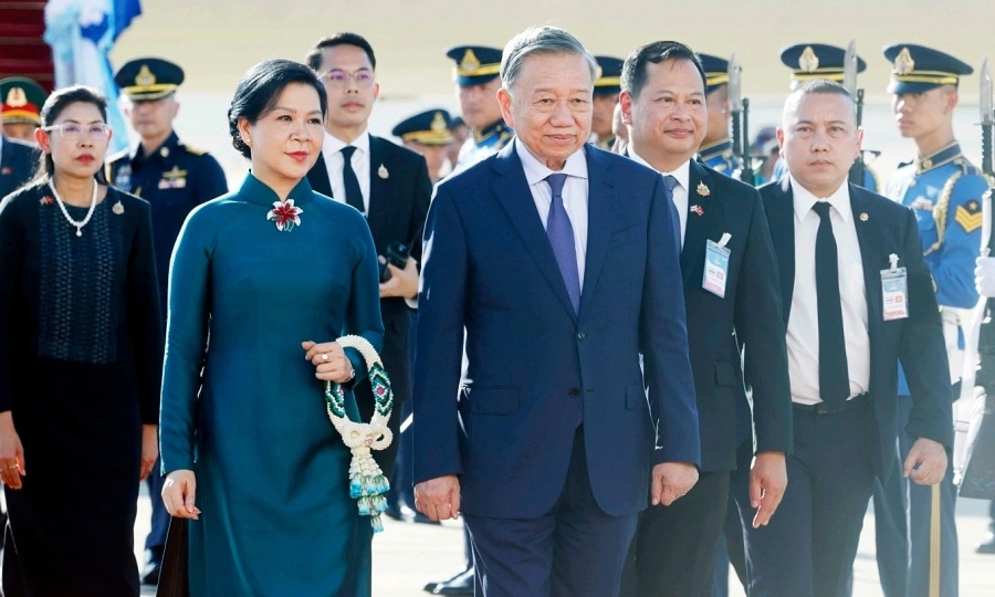 Thailand welcomes Vietnam's top leader to official visit with 21-gun salute at Bangkok airport