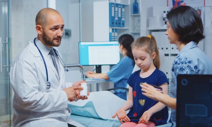 A doctor speaks to a mother and her child. Photo by Magnific/DC Studio