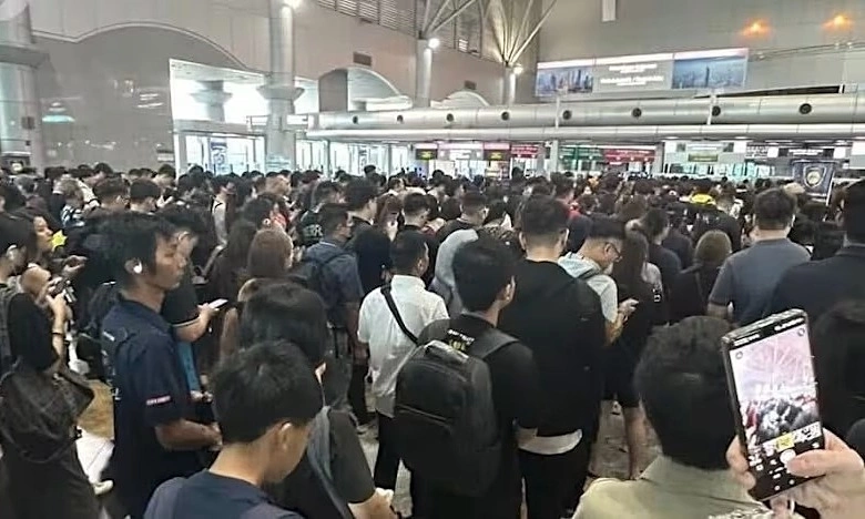 Tens of thousands stranded at Malaysia-Singapore border as immigration system crashes