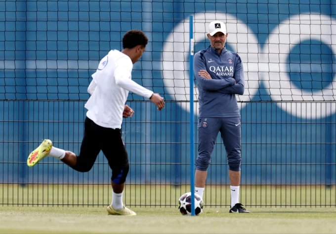 Coach Luis Enrique (R) at the training center of PSG on May 20, 2026. Photo by Reuters