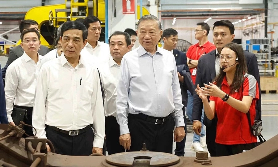 Top Vietnam leader visits technology, rail test facilities in Singapore