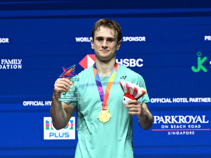 Alex Lanier of France defeated home favourite Loh Kean Yew of Singapore to win the Singapore Open badminton mens final. Photo by AFP