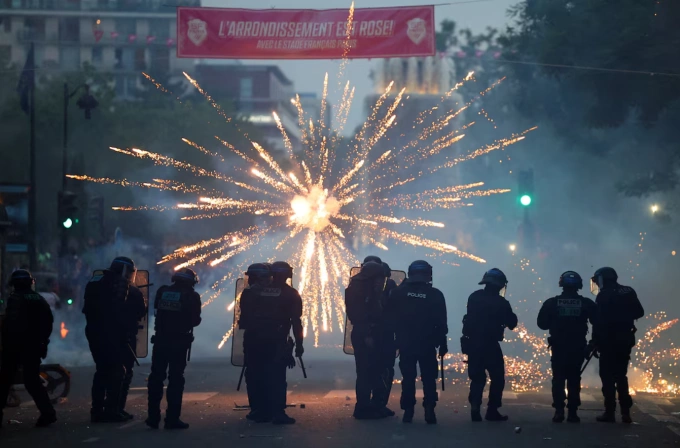 Police are seen on the streets of Paris as flares are fired on May 30, 2026. Photo by Reuters