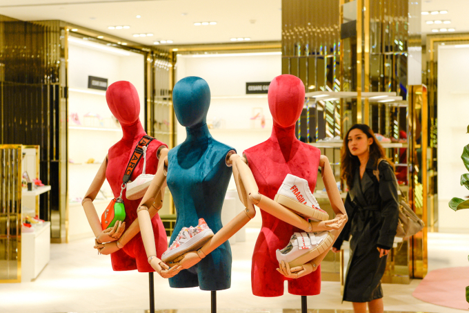 Super-rich families look beyond US assets amid geopolitical risks 1 Customers shop at the newest flagship store of French-based high-end department store guru Galeries Lafayette at the Lujiazui Financial District in Pudong, Shanghai, China, 23 March 2019. Photo by Imaginechina via AFP