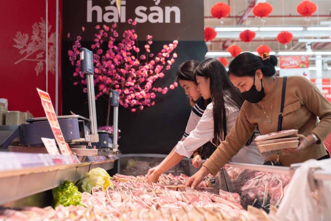 Customers shop in a supermarket in Hanoi in February 2026. Photo by VnExpress/Hoang Giang