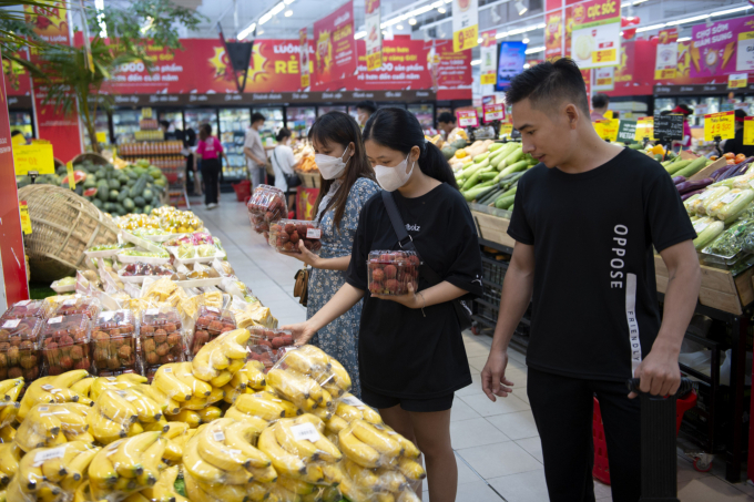 Vietnam deepens role in ASEAN supply chains beyond rice exports 2 Customers shop in a GO! supermarket in HCMC. Photo by VnExpress/Thanh Tung