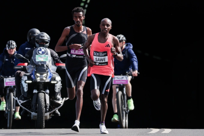 Yomif Kejelcha (L) and Sabastian Sawe compete on the London Marathon course on April 26, 2026. Photo by Reuters