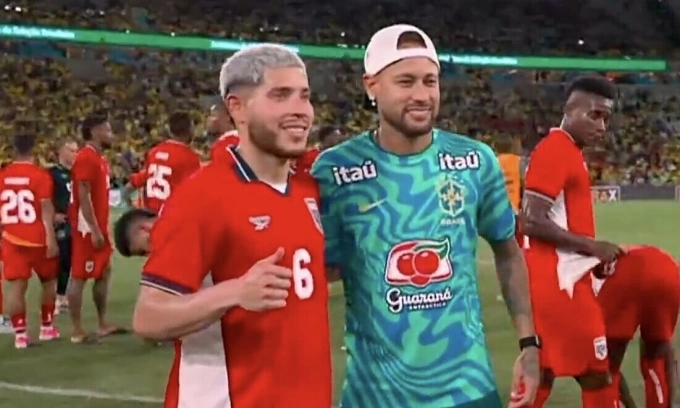 Neymar surrounded by opponents for photos despite not playing