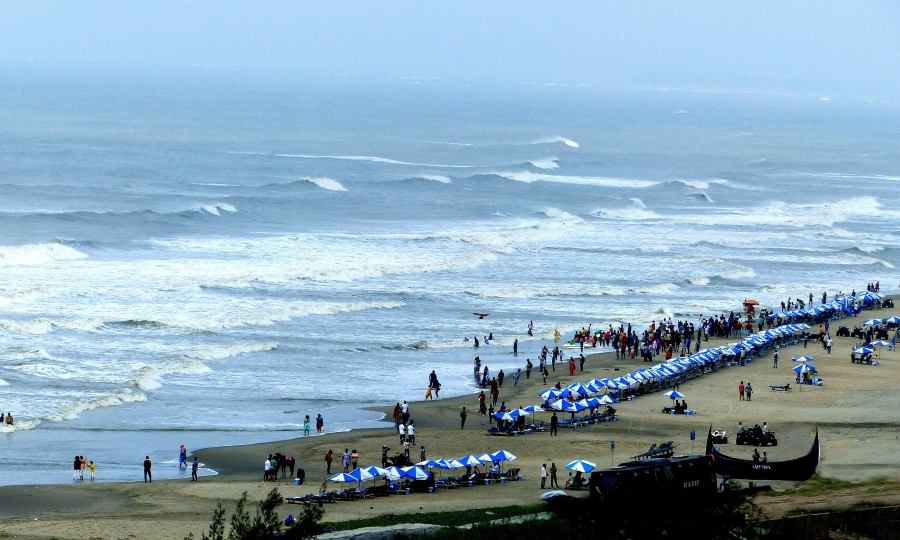 Which Asian country has the world's longest natural beach?