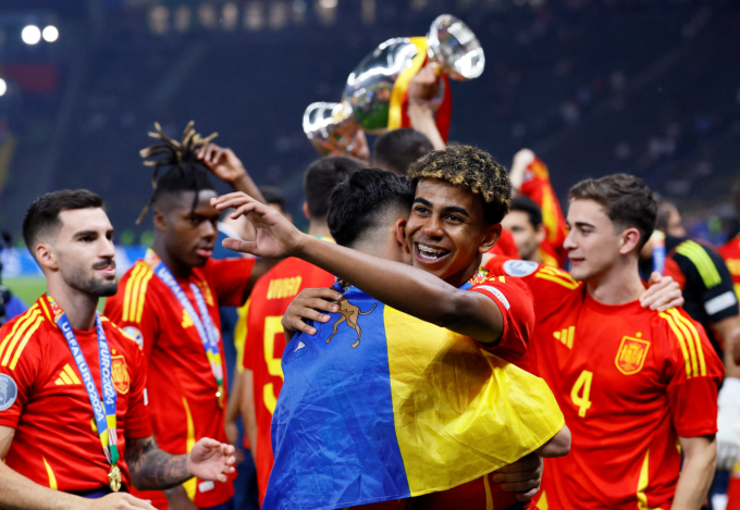 Lamine Yamal (C) and his teammates celebrate after Spain beat England in the Euro 2024 final at the Olympiastadion in Berlin, Germany, on July 14, 2024. Photo by Reuters