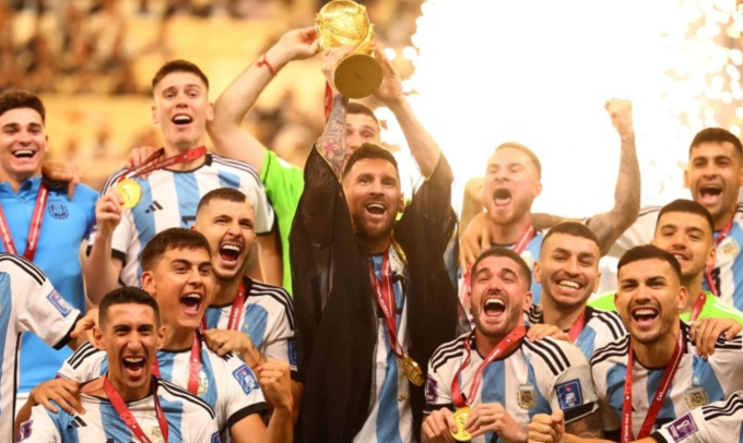 Lionel Messi (C) and his teammates lift the World Cup trophy after the 2022 final. Photo by Reuters
