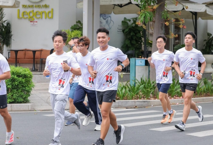 Runner Trang Ngo (L, 2nd) joins a run with colleagues. Photo courtesy of NAB