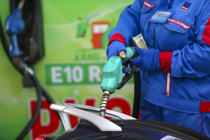 Fuel prices drop 5.6% 1 An employee refills a motorbike at a fuel station in Hanoi, May 2026. Photo by VnExpress/Pham Chieu