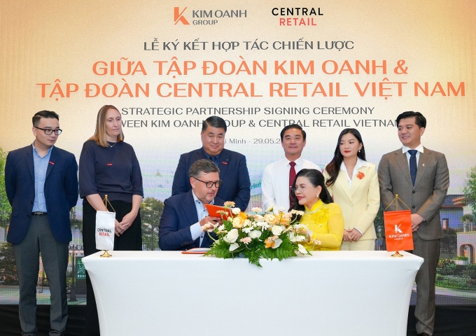 Representatives of Kim Oanh Group (R) and Central Retail Vietnam (L) sign a strategic partnership to develop modern commercial-service ecosystems in urban areas. Photo courtesy of Kim Oanh Group
