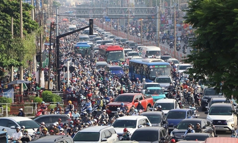 Relocating people to suburbs alone won't fix HCMC congestion, experts warn